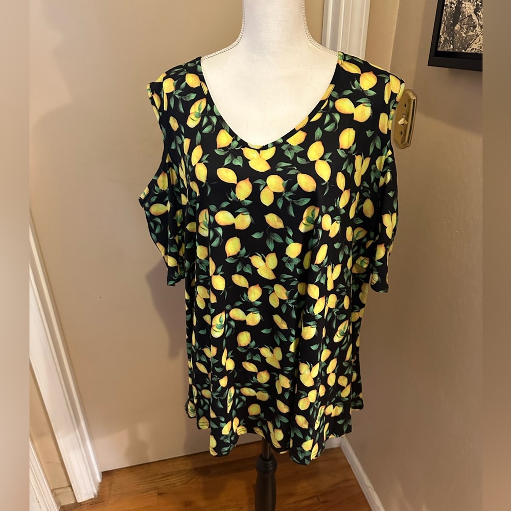 Lemon cold shoulder top. 3x New.